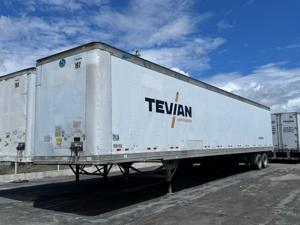 Cajas secas de 53 pies de Tevian Arrendadora alineadas en el patio