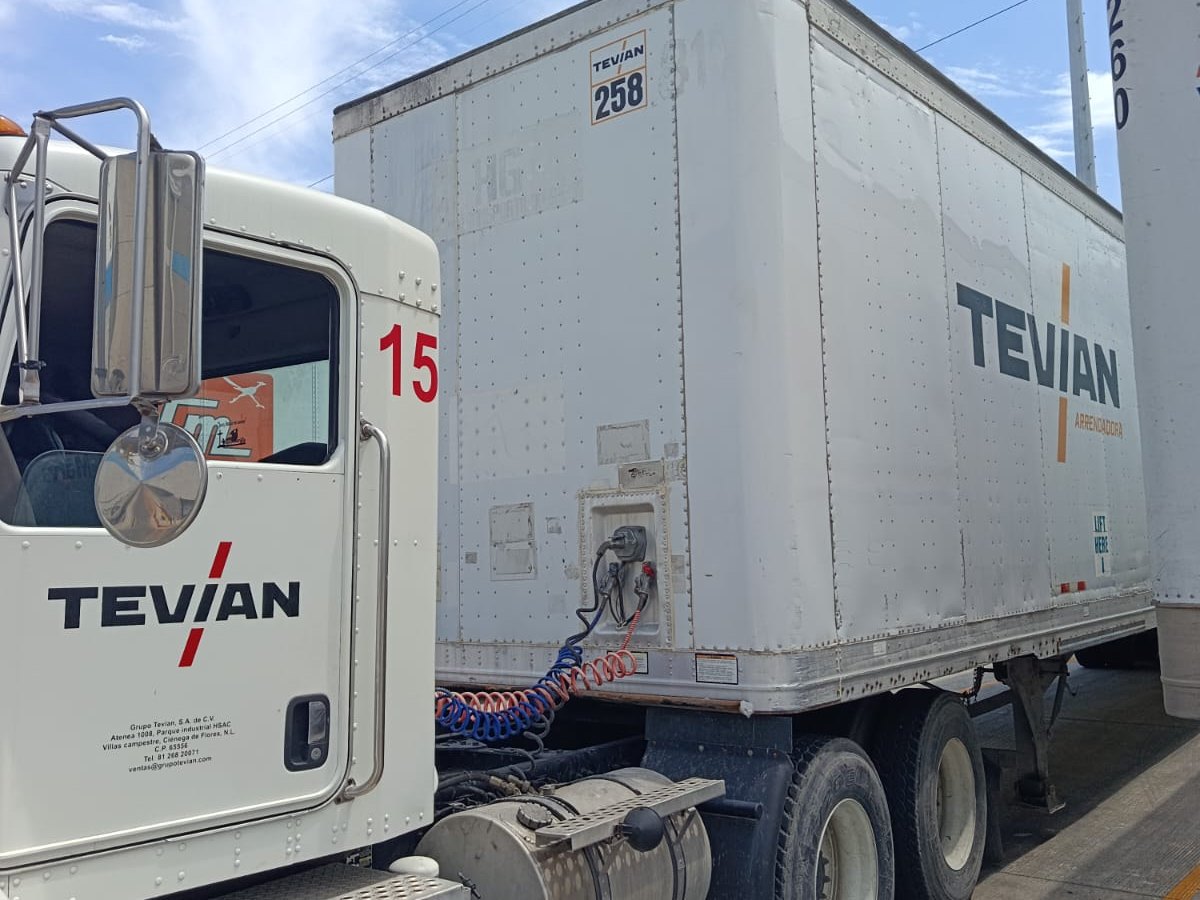 Tractocamión enganchado a una caja de Tevian Arrendadora en operación