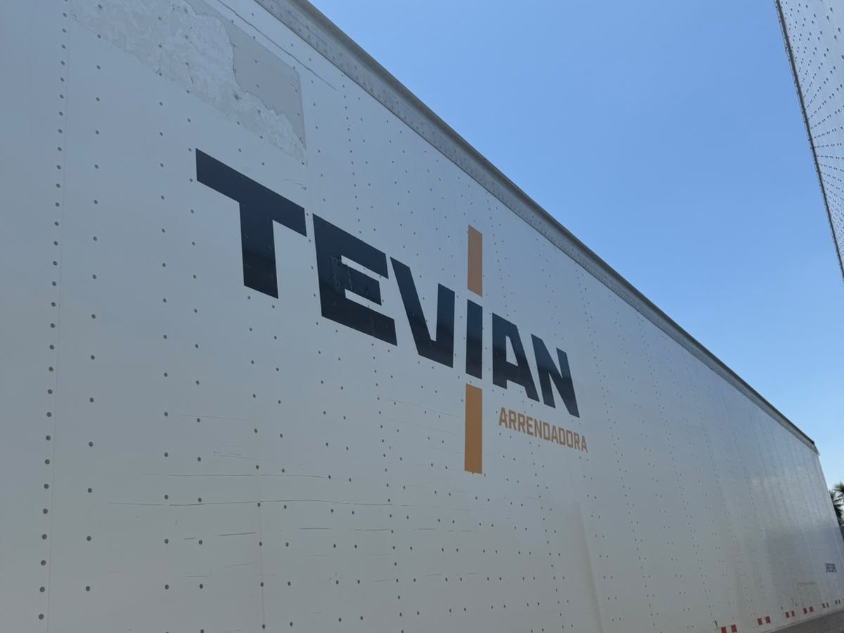 Costado de una caja seca con el rótulo de Tevian Arrendadora