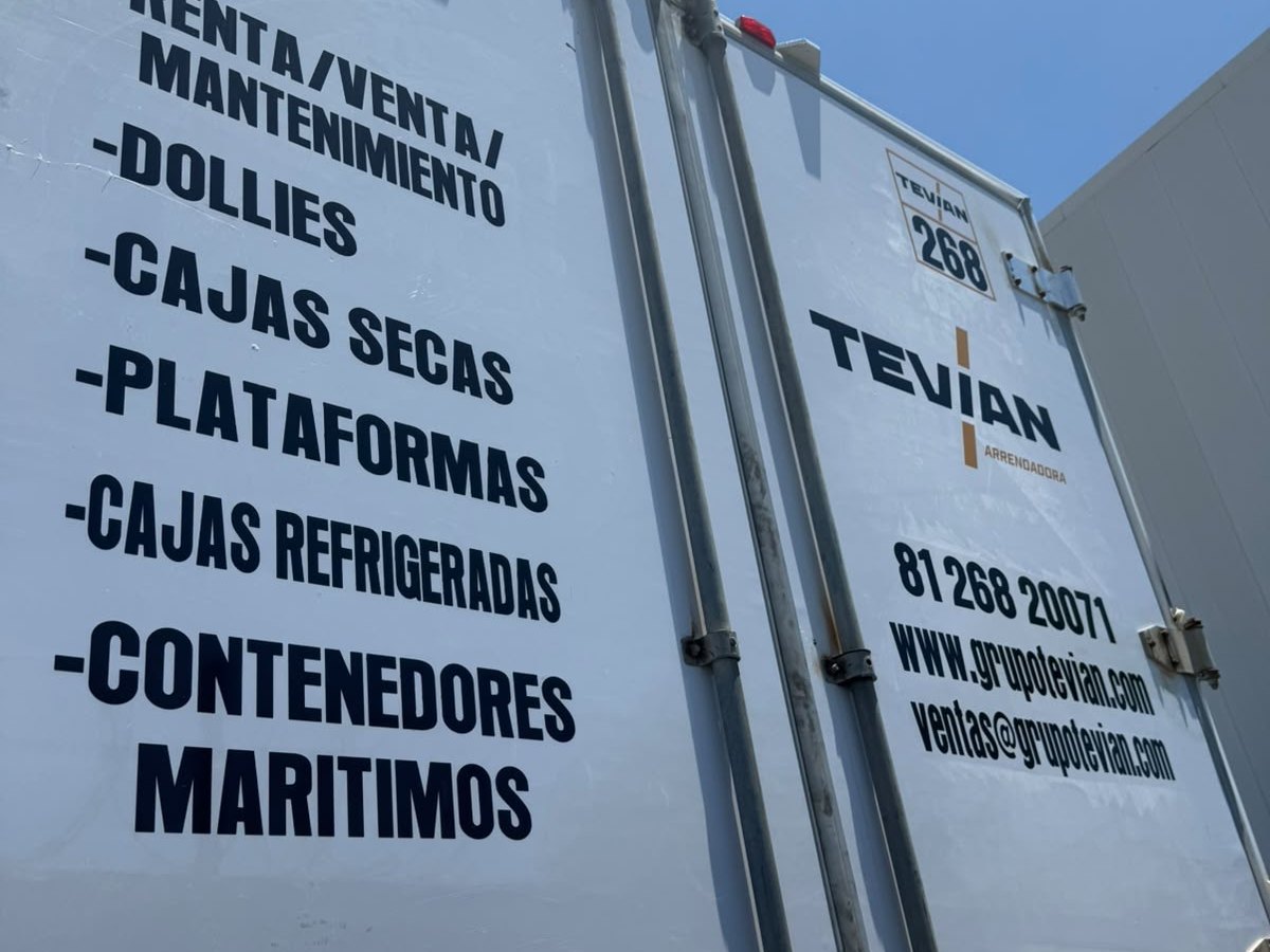 Puertas traseras de una caja con los servicios de Tevian Arrendadora: renta, venta y mantenimiento de cajas secas, plataformas, refrigeradas, dollies y contenedores marítimos