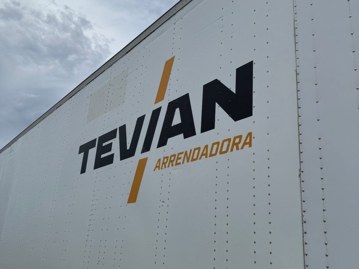 Caja seca rotulada de Tevian Arrendadora vista desde abajo