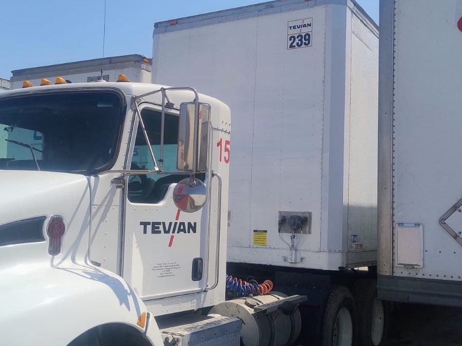 Tractocamión Tevian enganchado a una caja seca rentada