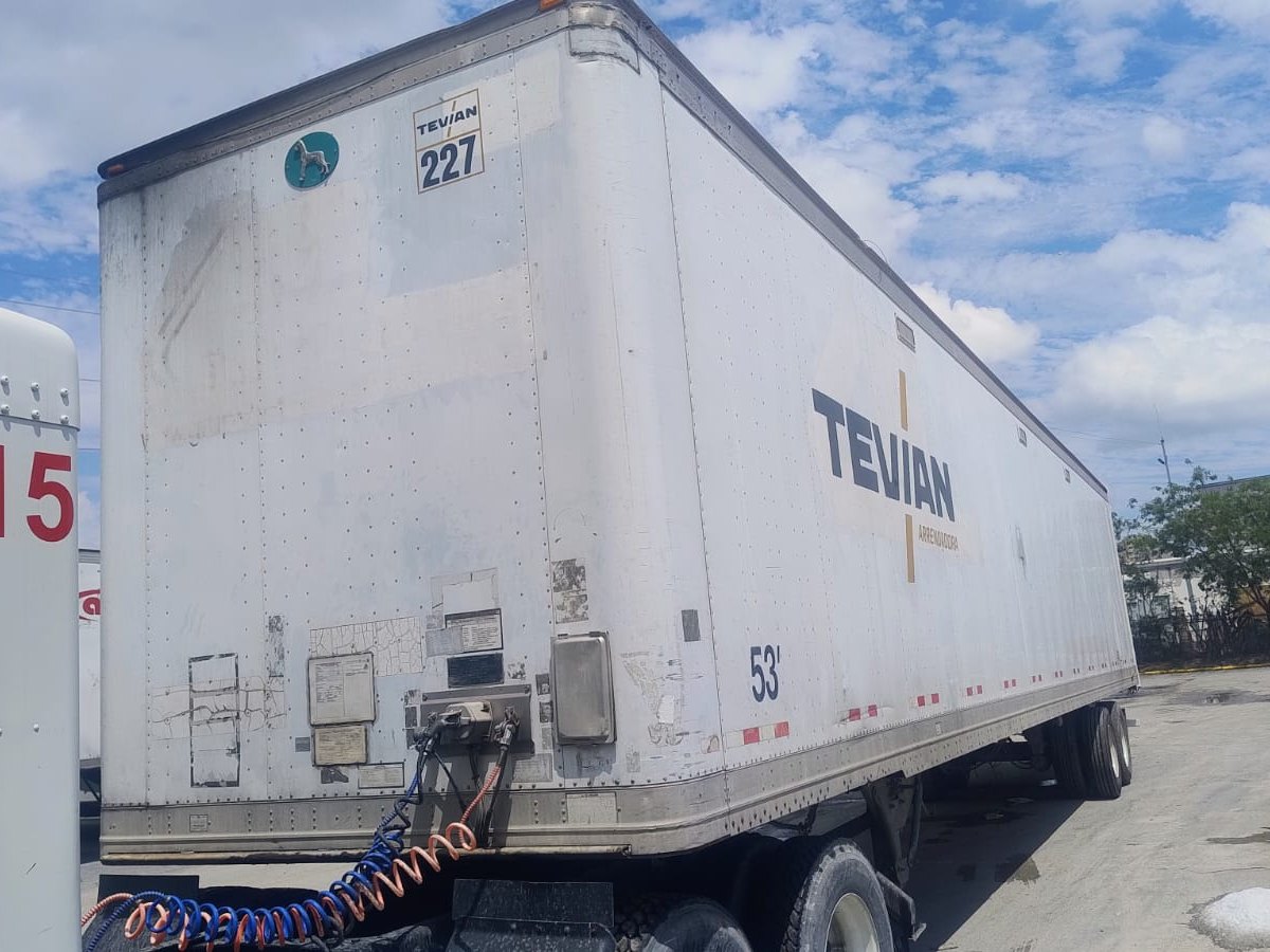 Caja seca de 53 pies de Tevian Arrendadora enganchada a un tractocamión