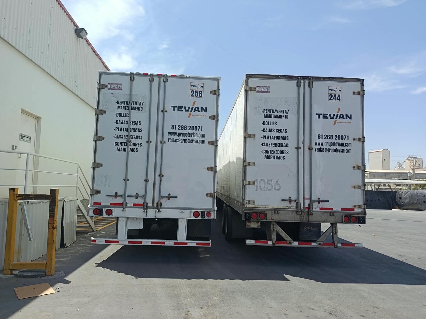 Dos cajas de Tevian Arrendadora en andén, con los servicios rotulados en las puertas: renta, venta y mantenimiento