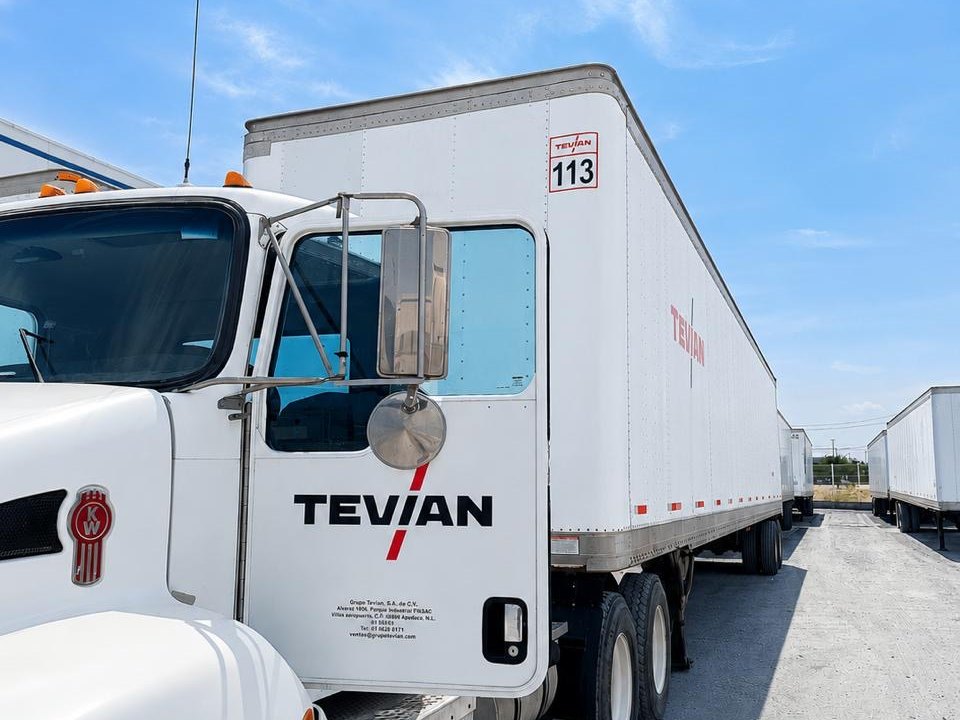Tractocamión Kenworth de Tevian enganchado a una caja seca rentada en el patio