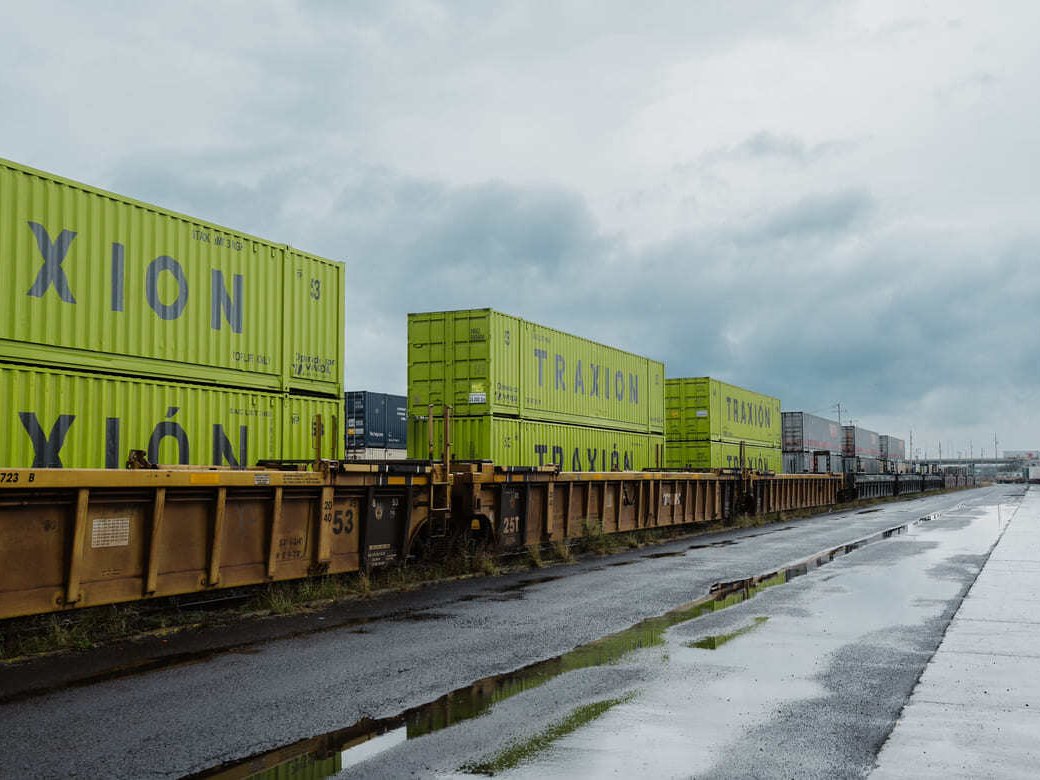 Contenedores intermodales de 53 pies estibados sobre plataformas de ferrocarril en una terminal intermodal