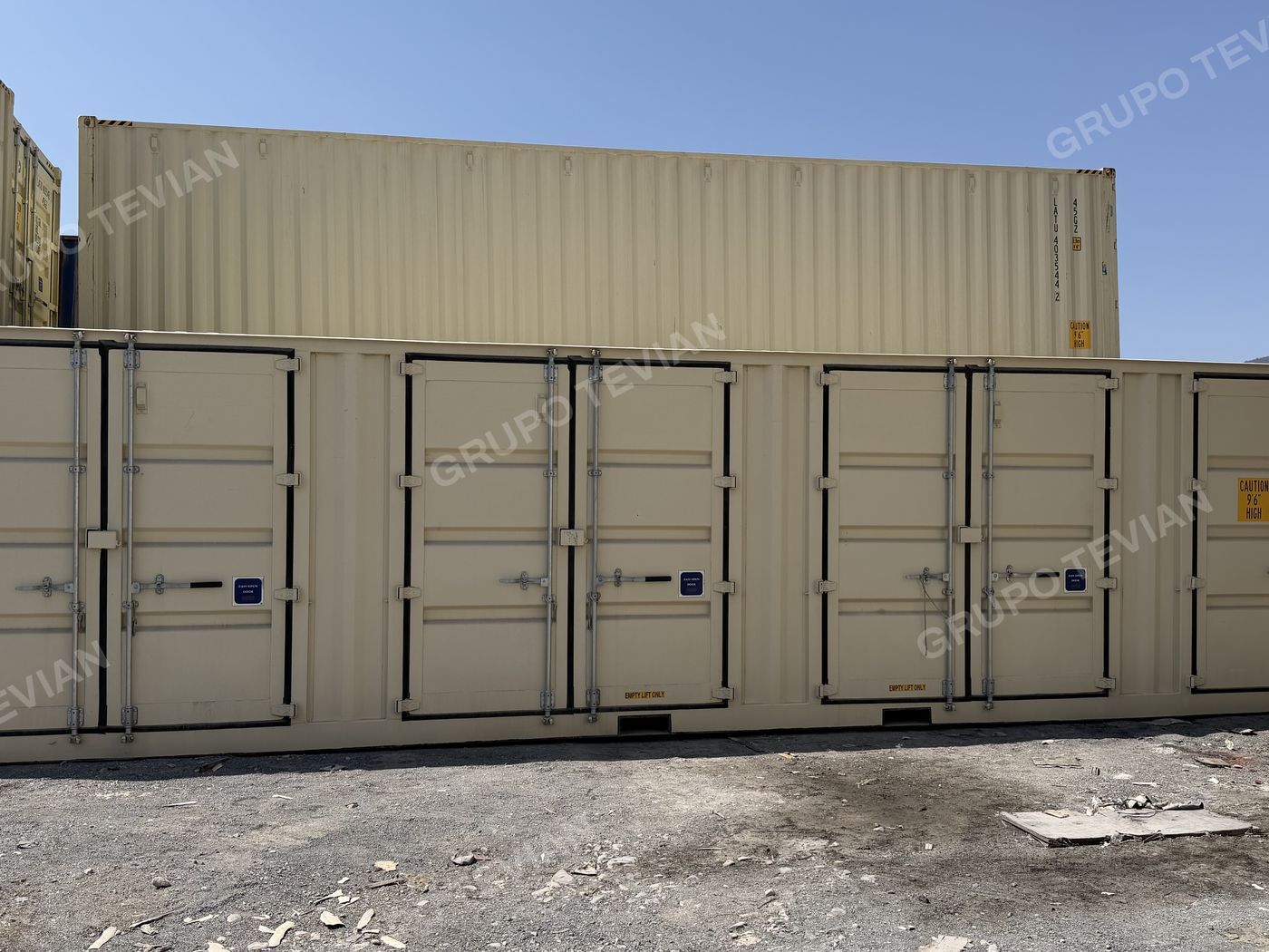 Contenedor open side con puertas en todo el costado