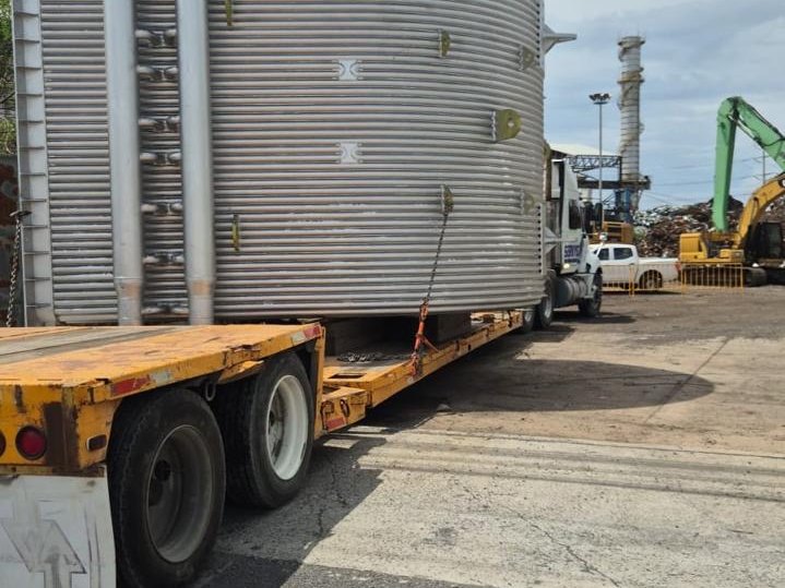 Intercambiador de calor cargado sobre plataforma baja